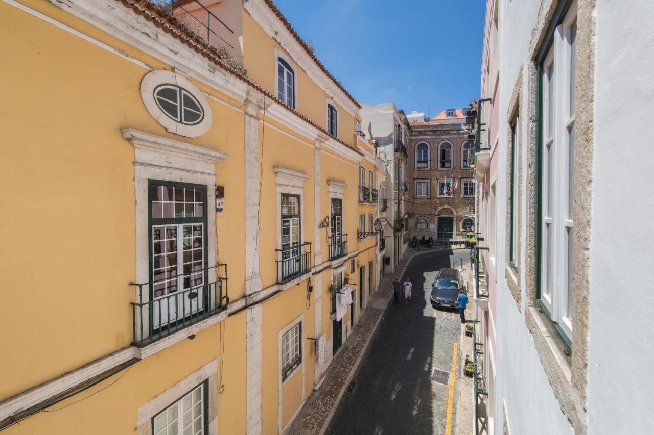 Appartamento Cozy Flat In The Heart Of Alfama Lisbona Esterno foto